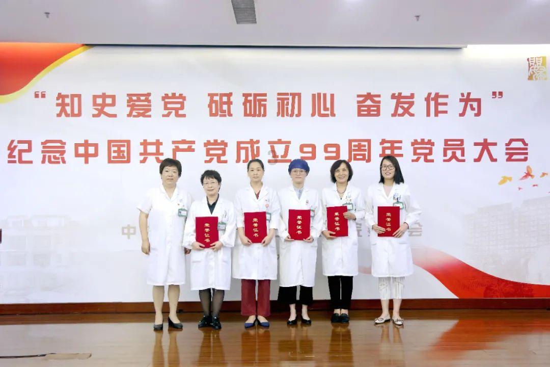 旧社会的暗窑老鸨有多可恨？不仅欺负姑娘，还常偷潜入房间敲地砖
